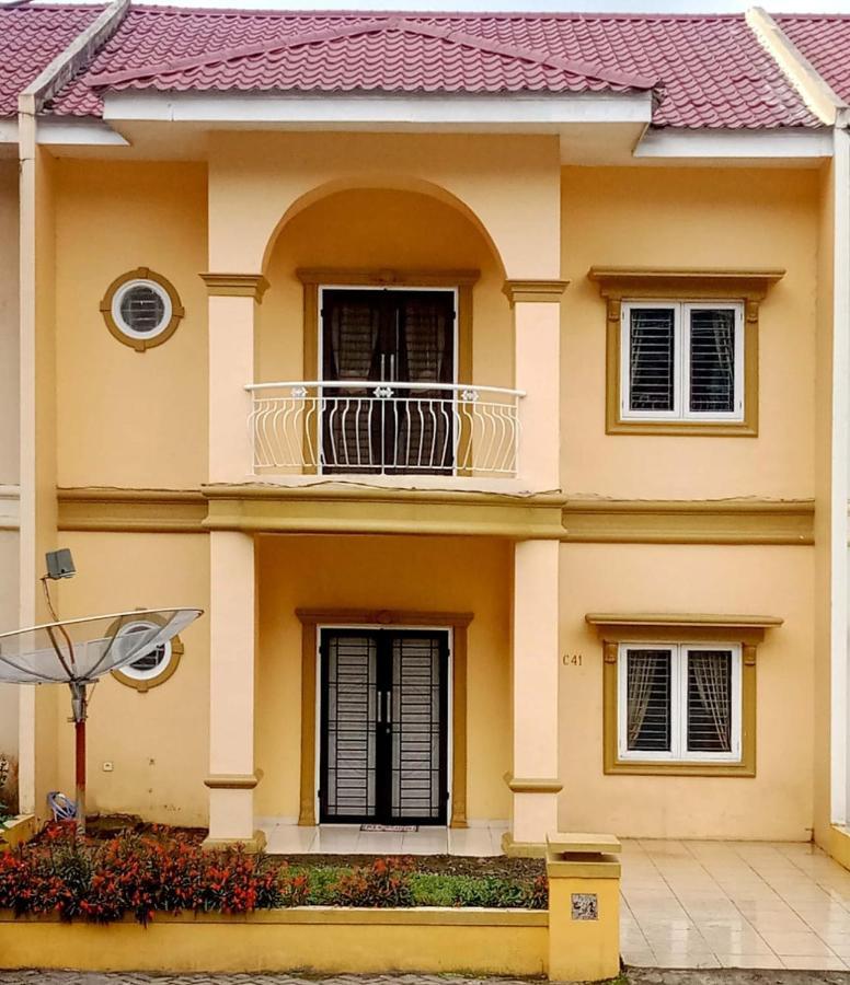Villa Brastagi Resort Jalan Mimpin Tua Blok C No. 41 Берастаги Экстерьер фото