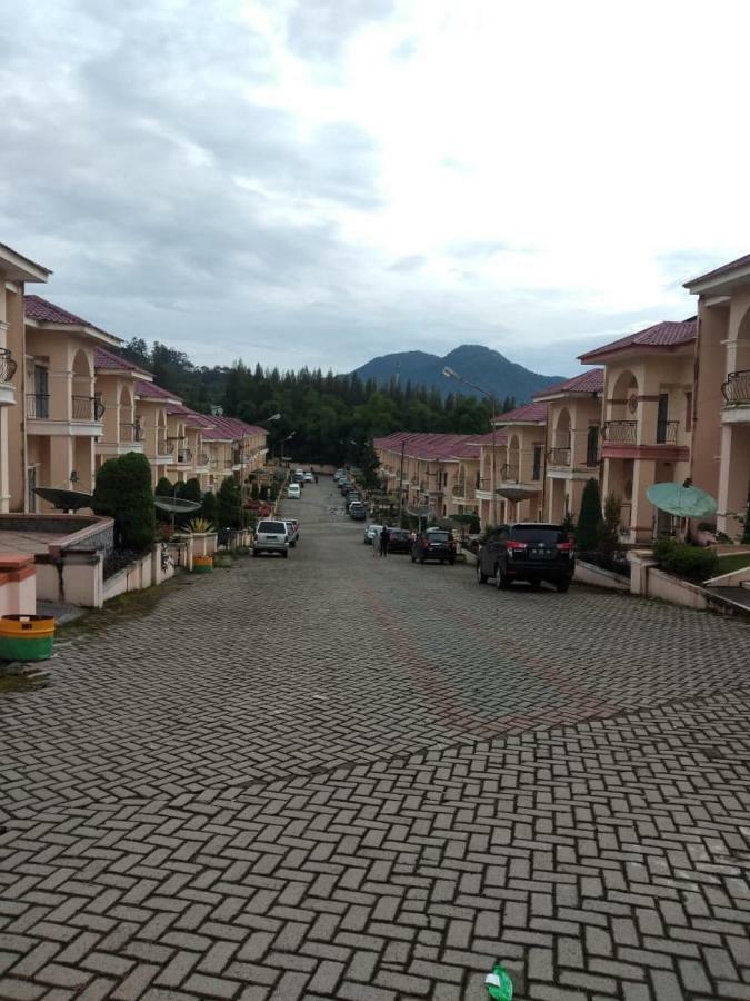 Villa Brastagi Resort Jalan Mimpin Tua Blok C No. 41 Берастаги Экстерьер фото